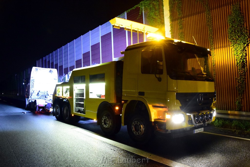 LKW Verfolgung A 3 Rich Oberhausen gestellt mit Nagelbrett Hoehe AS Koeln Dellbrueck P32.JPG - Miklos Laubert